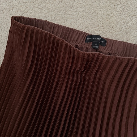 Banana Republic Pleated Brown Skirt - Picture 3 of 4
